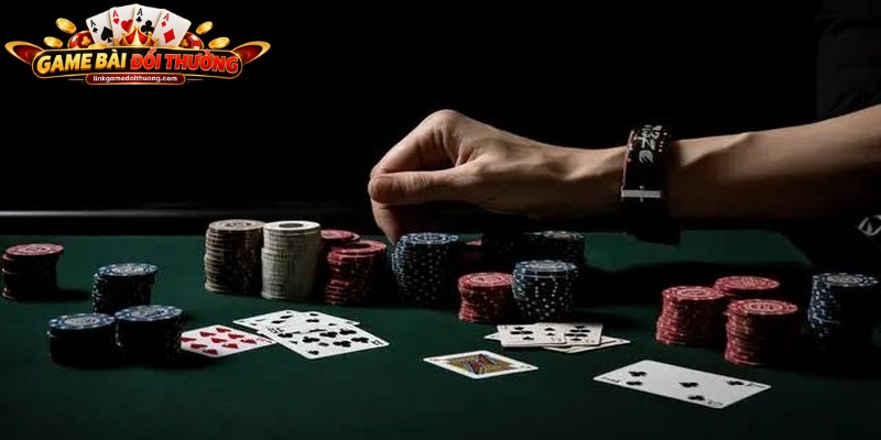 Người chơi tập trung phân tích chiến thuật và hành vi đối phương