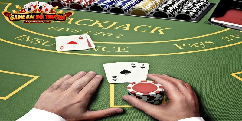 Người chơi tập trung theo dõi điểm số và rút bài chiến thuật