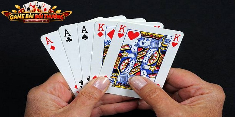 Người chơi tập trung phân tích bài và tính toán điểm số chi tiết