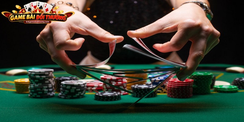 Người chơi tập trung theo dõi các vòng cược và lật bài