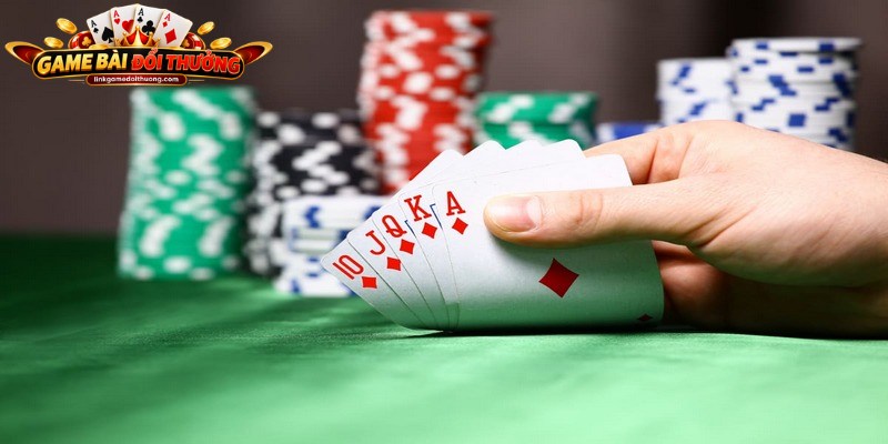 Người chơi tập trung phân tích chiến thuật và hành vi đối phương